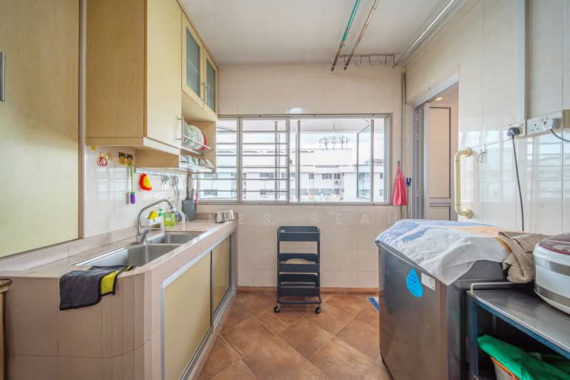 577 Ang Mo Kio Avenue 10 HDB Flat For Sale at S$ 538,000 | PropertyGuru Singapore - Kitchen