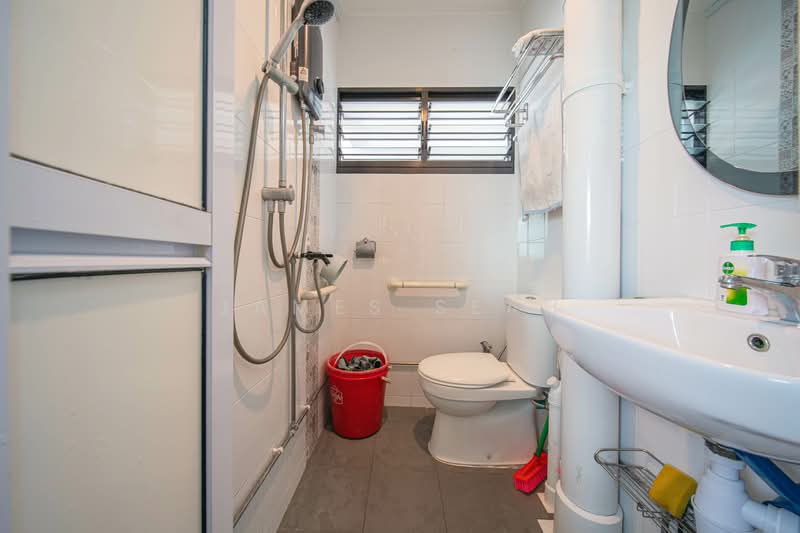 577 Ang Mo Kio Avenue 10 HDB Flat For Sale at S$ 538,000 | PropertyGuru Singapore - Bathroom