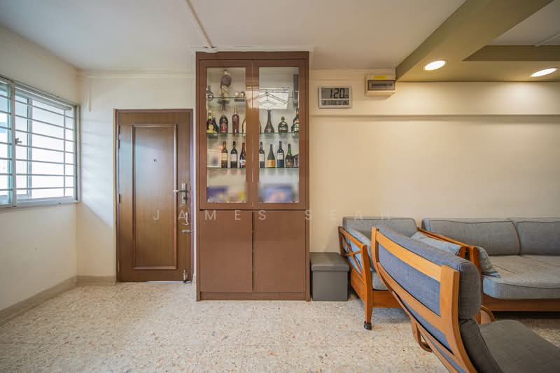577 Ang Mo Kio Avenue 10 HDB Flat For Sale at S$ 538,000 | PropertyGuru Singapore - Living Room