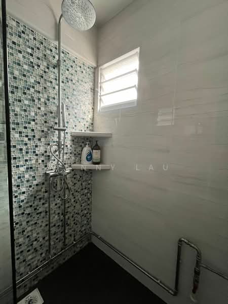 142 Tampines Street 12 HDB Flat For Sale at S$ 768,000 | PropertyGuru Singapore - Bathroom 2