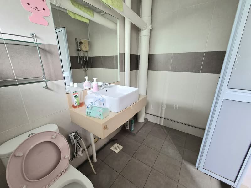 213 Yishun Street 21, 213 Yishun Street 21, 3 Bedrooms, 1,367 sqft, HDB Flat For Rent, by Desiree Loh, 500058939 - MBR Bathroom - PropertyGuru.com.sg