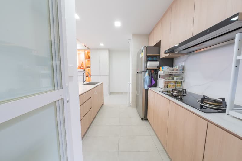 Symphony Suites Condominium For Sale at S$ 1,500,000 | PropertyGuru Singapore - Kitchen