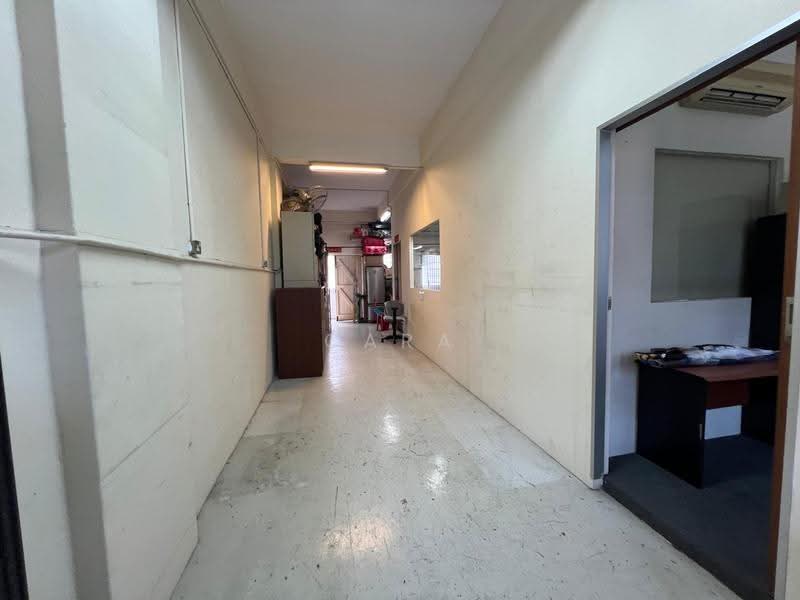 Geylang East Industrial Estate (1016, 1015 Geylang East Avenue 3, Eunos / Geylang / Paya Lebar, 300 sqft, Light Industrial (B1) For Rent, by Cara Wong, 500058944 - Corridor - CommercialGuru.com.sg