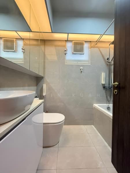 464A Bukit Batok West Avenue 8 HDB Flat For Sale at S$ 850,000 | PropertyGuru Singapore - Bathroom