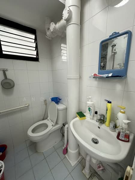 351 Clementi Avenue 2, 351 Clementi Avenue 2, 2 Bedrooms, 721 sqft, HDB Flat For Rent, by Andrew Nair, 500058979 - Bathroom - PropertyGuru.com.sg