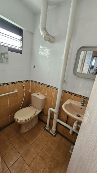 427 Clementi Avenue 3, 427 Clementi Avenue 3, 2 Bedrooms, 721 sqft, HDB Flat For Rent, by Elaine Tan, 500058999 - Bathroom - PropertyGuru.com.sg