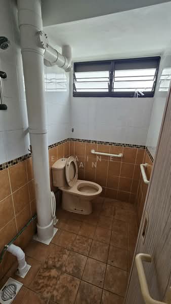 427 Clementi Avenue 3, 427 Clementi Avenue 3, 2 Bedrooms, 721 sqft, HDB Flat For Rent, by Elaine Tan, 500058999 - Bathroom - PropertyGuru.com.sg