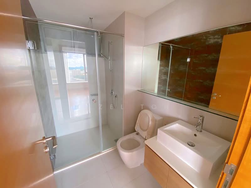 Centro Residences Condominium For Sale at S$ 2,806,300 | PropertyGuru Singapore - Common Bathroom