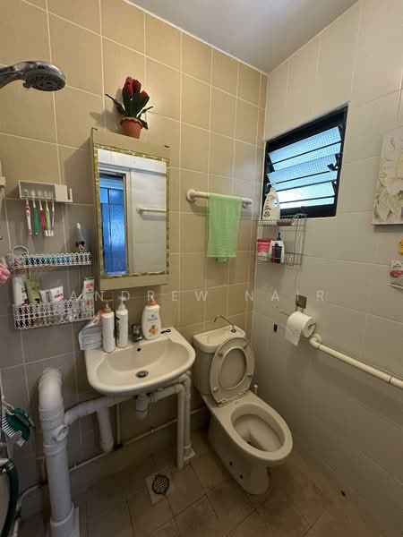 252 Tampines Street 21, 252 Tampines Street 21, 2 Bedrooms, 882 sqft, HDB Flat For Rent, by Andrew Nair, 500059013 - Bathroom - PropertyGuru.com.sg