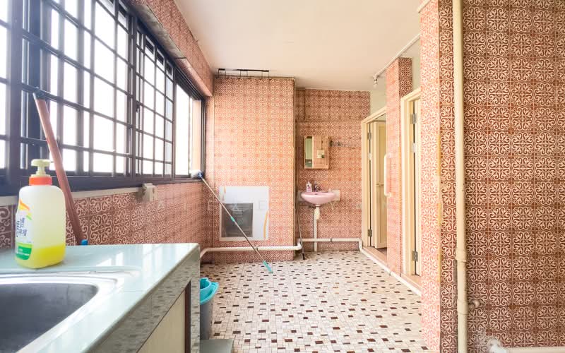 3 Queen's Road HDB Flat For Sale at S$ 580,000 | PropertyGuru Singapore - Laundry / Bathrooms