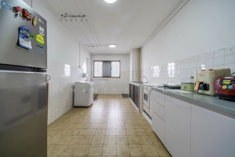 367 Bukit Batok Street 31 HDB Flat For Sale at S$ 450,000 | PropertyGuru Singapore - Kitchen