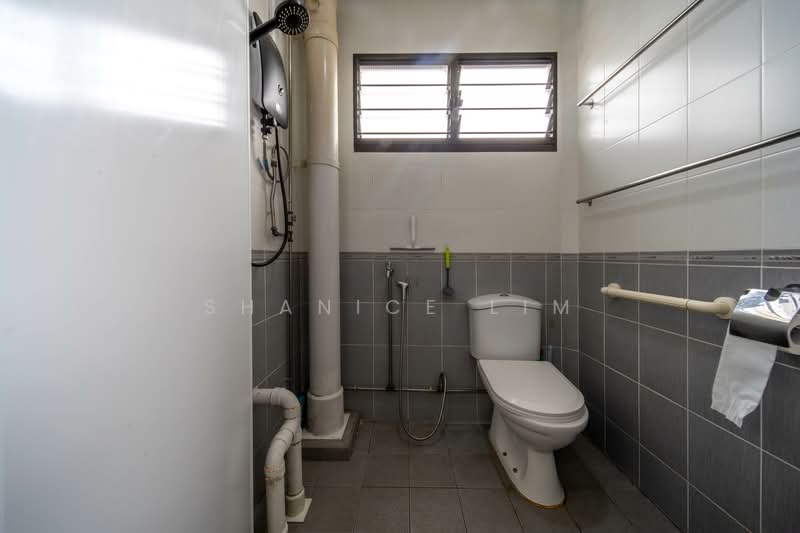 367 Bukit Batok Street 31 HDB Flat For Sale at S$ 450,000 | PropertyGuru Singapore - Bathroom