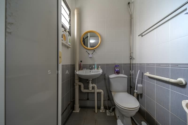367 Bukit Batok Street 31 HDB Flat For Sale at S$ 450,000 | PropertyGuru Singapore - Bathroom