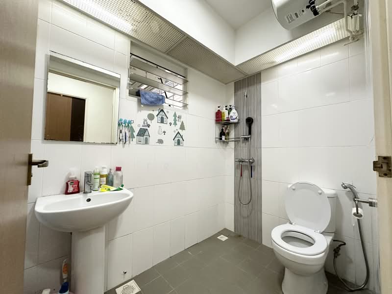 288A Compassvale Crescent, 288A Compassvale Crescent, 3 Bedrooms, 1,001 sqft, HDB Flat For Rent, by Er Lin, 500059158 - Bathroom - PropertyGuru.com.sg