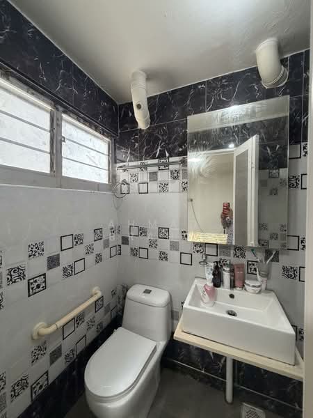 470 Tampines Street 44 HDB Flat For Sale at S$ 565,000 | PropertyGuru Singapore - Bathroom