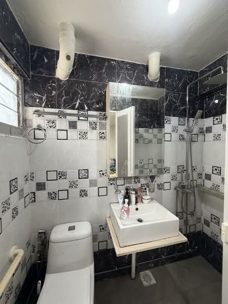 470 Tampines Street 44 HDB Flat For Sale at S$ 565,000 | PropertyGuru Singapore - Bathroom