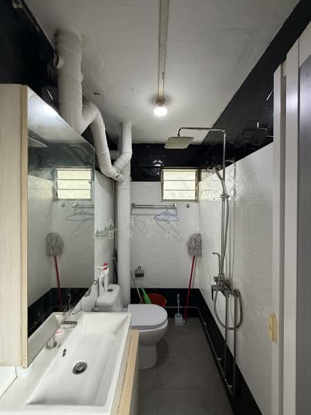 470 Tampines Street 44 HDB Flat For Sale at S$ 565,000 | PropertyGuru Singapore - Bathroom