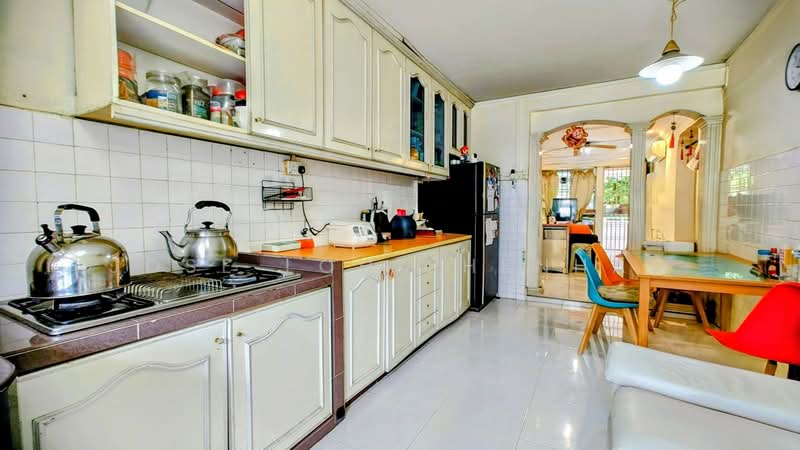 180 Ang Mo Kio Avenue 5 HDB Flat For Sale at S$ 445,000 | PropertyGuru Singapore - Kitchen