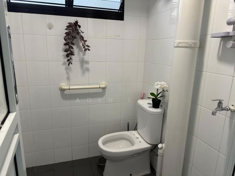 403 Ang Mo Kio Avenue 10, 403 Ang Mo Kio Avenue 10, 2 Bedrooms, 721 sqft, HDB Flat For Rent, by Aden Lim, 500059183 - Bathroom - PropertyGuru.com.sg