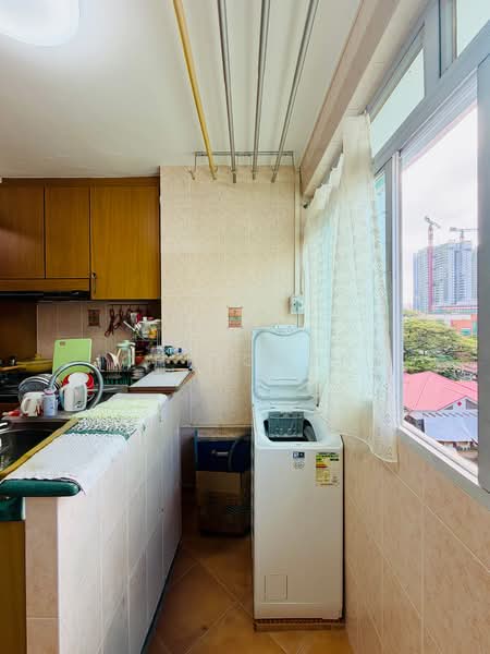 206 Toa Payoh North HDB Flat For Sale at S$ 410,000 | PropertyGuru Singapore - Kitchen