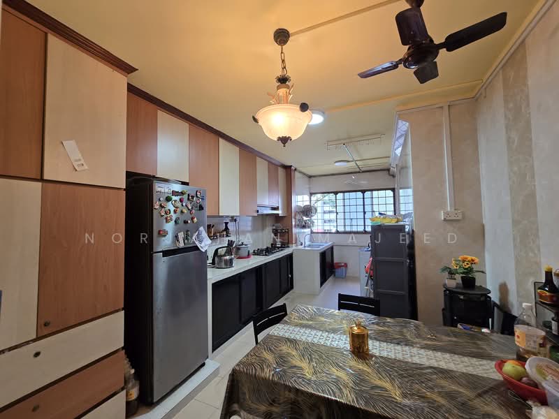 658 Hougang Avenue 8 HDB Flat For Sale at S$ 480,000 | PropertyGuru Singapore - Kitchen
