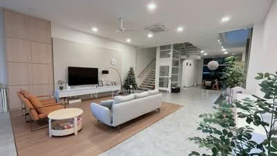 For Sale - Stunning, Rare & Well-renovated Inter-Terrace - Your Desired Home with Lift!