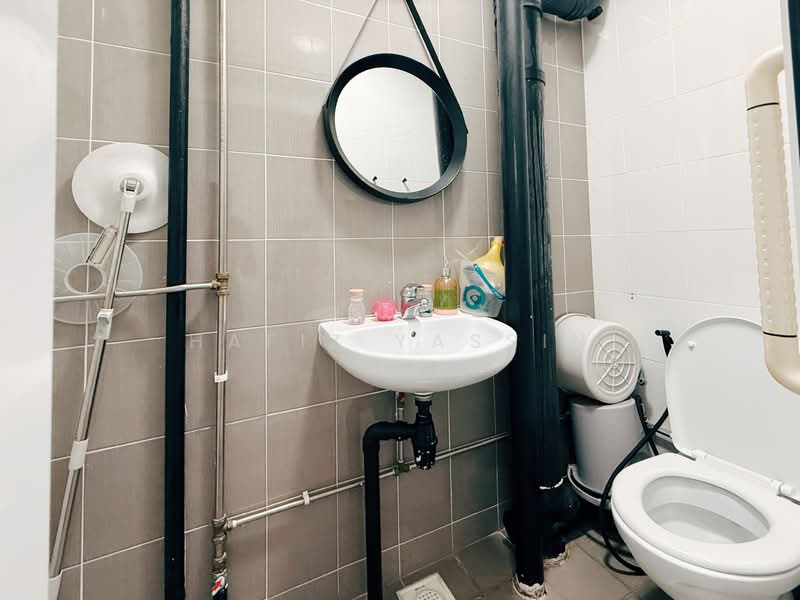 471 Jurong West Street 41 HDB Flat For Sale at S$ 868,000 | PropertyGuru Singapore - Bathroom
