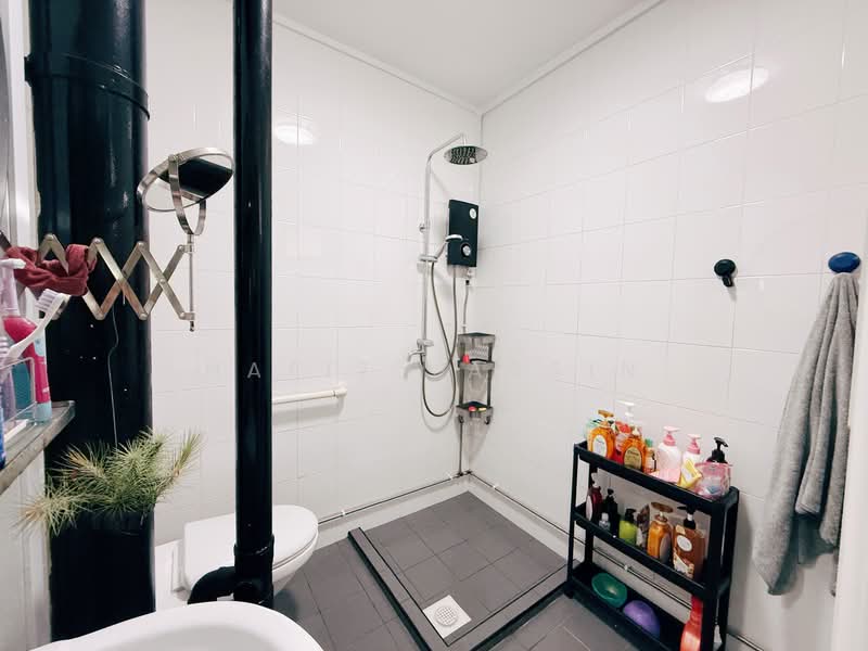 471 Jurong West Street 41 HDB Flat For Sale at S$ 868,000 | PropertyGuru Singapore - Bathroom