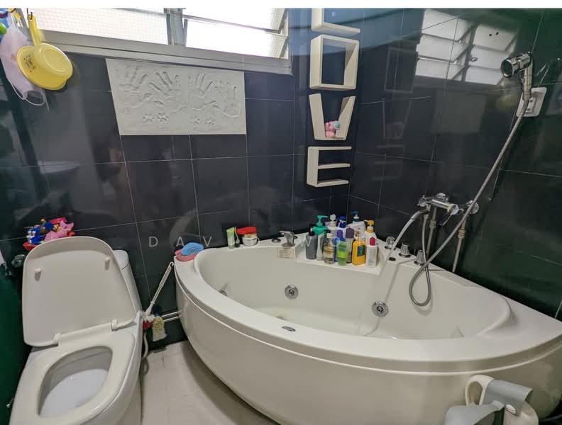 653 Jalan Tenaga HDB Flat For Sale at S$ 918,000 | PropertyGuru Singapore - Bathroom