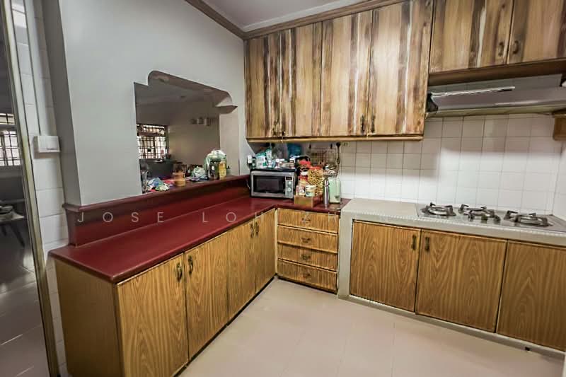 156 Yung Loh Road HDB Flat For Sale at S$ 608,000 | PropertyGuru Singapore - Kitchen