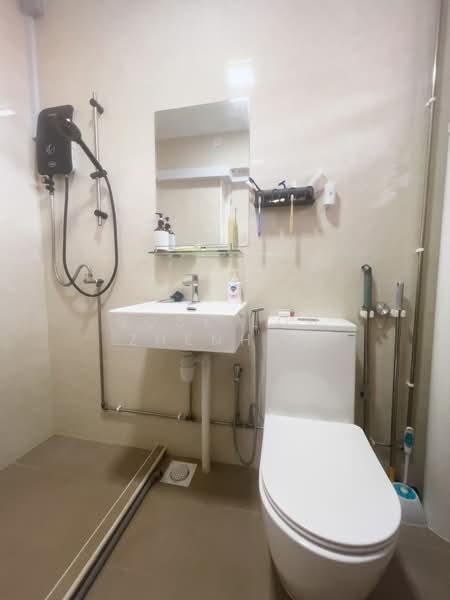 156 Yung Loh Road HDB Flat For Sale at S$ 608,000 | PropertyGuru Singapore - Bathroom