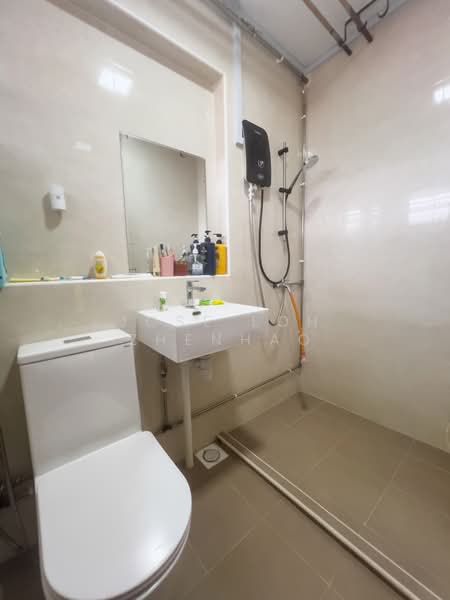156 Yung Loh Road HDB Flat For Sale at S$ 608,000 | PropertyGuru Singapore - Bathroom