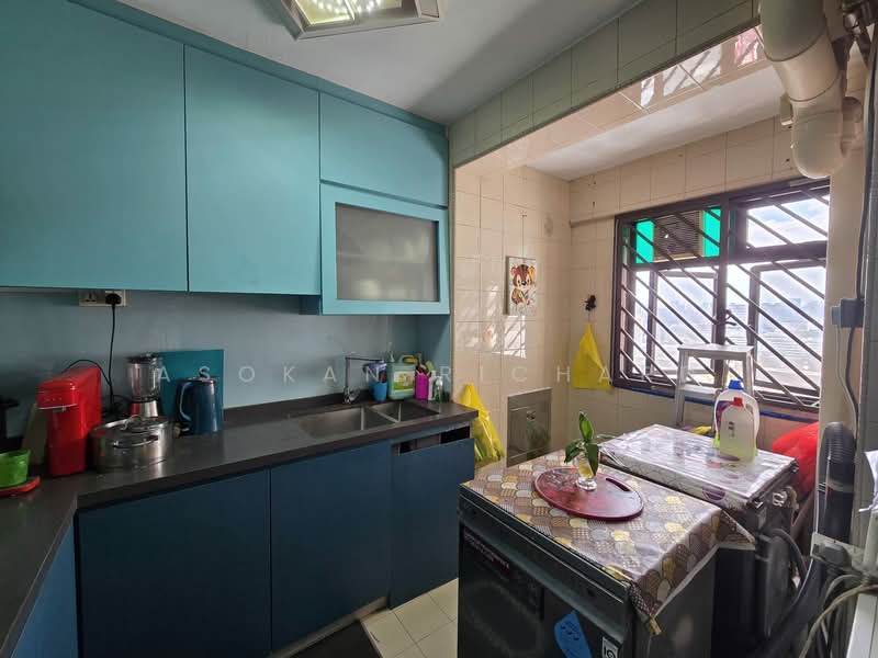 38 Upper Boon Keng Road HDB Flat For Sale at S$ 720,000 | PropertyGuru Singapore - Kitchen