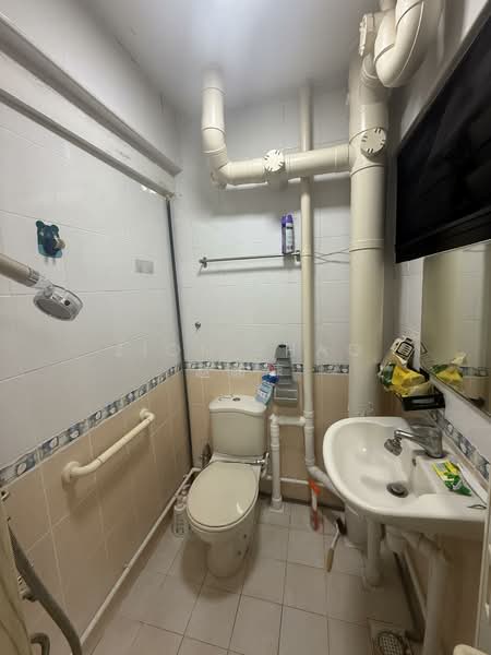 109 Clementi Street 11, 109 Clementi Street 11, 2 Bedrooms, 721 sqft, HDB Flat For Rent, by Zion Zhao 赵峻慷, 500059267 - Bathroom - PropertyGuru.com.sg