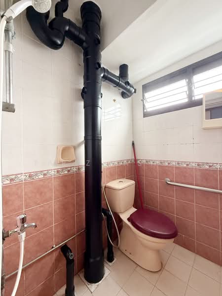 32 Marsiling Drive HDB Flat For Sale at S$ 478,888 | PropertyGuru Singapore - Common Bathroom