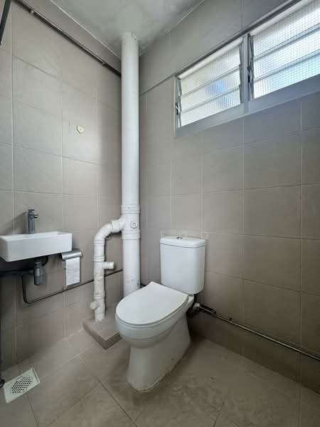 405 Hougang Avenue 10, 405 Hougang Avenue 10, 3 Bedrooms, 1,001 sqft, HDB Flat For Rent, by CK Foo, 500059320 - Bathroom - PropertyGuru.com.sg