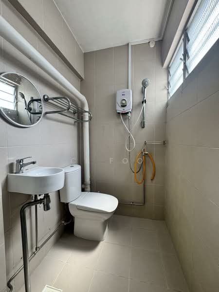 405 Hougang Avenue 10, 405 Hougang Avenue 10, 3 Bedrooms, 1,001 sqft, HDB Flat For Rent, by CK Foo, 500059320 - Bathroom - PropertyGuru.com.sg