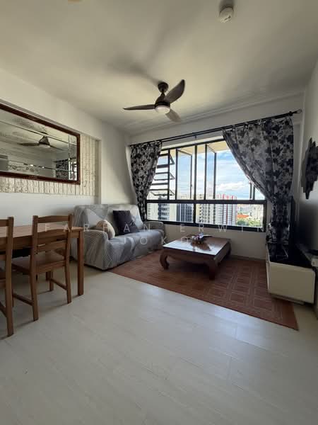 464B Bukit Batok West Avenue 8 HDB Flat For Sale at S$ 549,000 | PropertyGuru Singapore - Living Room