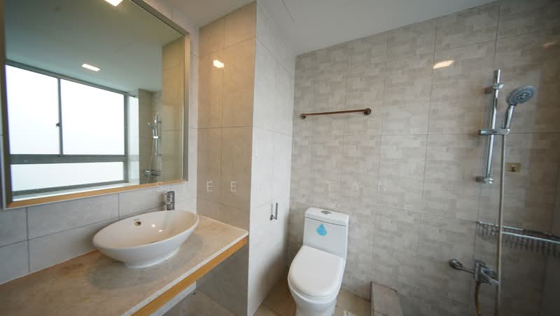The Lakeshore, 31 Jurong West Street 41, 2 Bedrooms, 861 sqft, Condominium For Rent, by Steeve Tan, 500059388 - Bathroom - PropertyGuru.com.sg