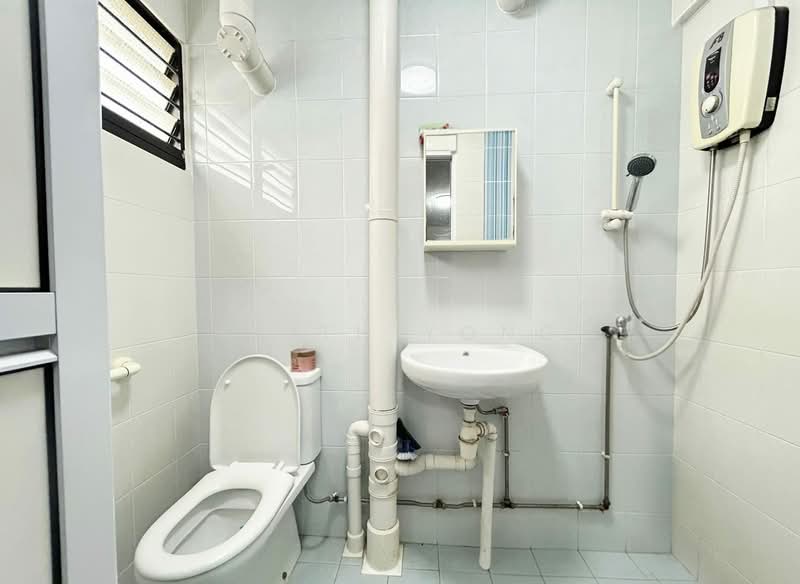 539 Ang Mo Kio Avenue 10 HDB Flat For Sale at S$ 700,000 | PropertyGuru Singapore - Bathroom