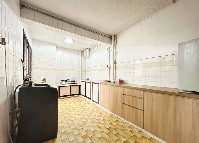 539 Ang Mo Kio Avenue 10 HDB Flat For Sale at S$ 700,000 | PropertyGuru Singapore - Kitchen