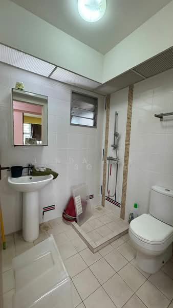 987A Buangkok Green HDB Flat For Sale at S$ 620,000 | PropertyGuru Singapore - Bathroom