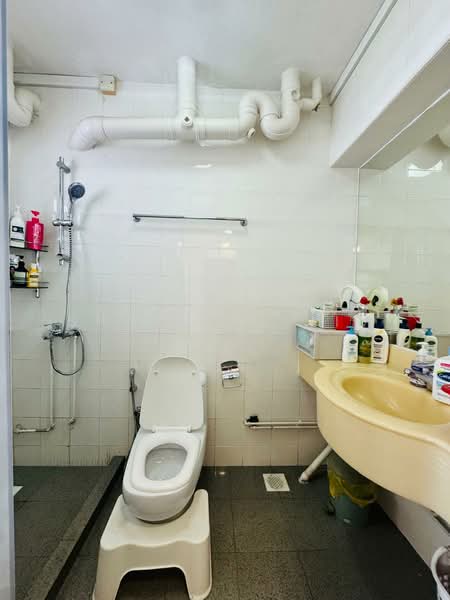 632 Woodlands Ring Road HDB Flat For Sale at S$ 580,000 | PropertyGuru Singapore - Bathroom