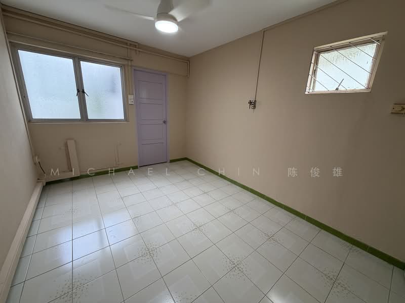 102 Woodlands Street 13 HDB Flat For Sale at S$ 499,000 | PropertyGuru Singapore - Master Bedroom 