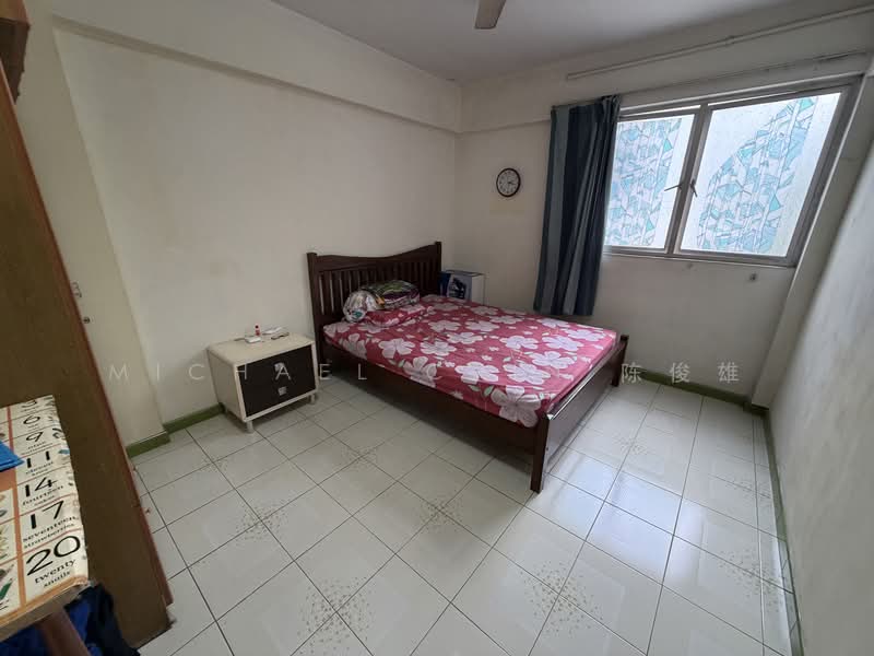 102 Woodlands Street 13 HDB Flat For Sale at S$ 499,000 | PropertyGuru Singapore - Bedroom 2