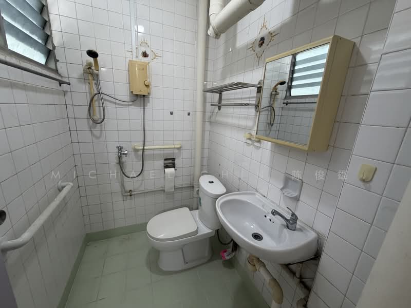 102 Woodlands Street 13 HDB Flat For Sale at S$ 499,000 | PropertyGuru Singapore - Bathroom