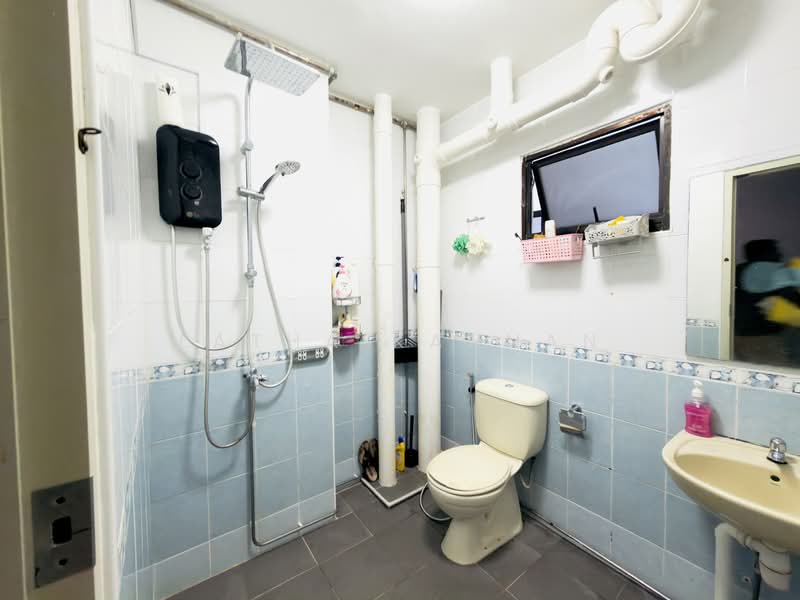 357C Admiralty Drive HDB Flat For Sale at S$ 738,888 | PropertyGuru Singapore - Bathroom
