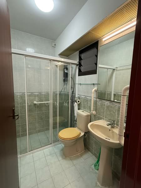 35 Eunos Crescent, 35 Eunos Crescent, 3 Bedrooms, 915 sqft, HDB Flat For Rent, by Yvonne Eng, 500059454 - Master Bathroom - PropertyGuru.com.sg