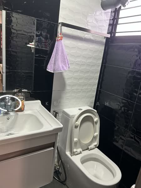 602 Ang Mo Kio Avenue 5 HDB Flat For Sale at S$ 480,000 | PropertyGuru Singapore - Bathroom
