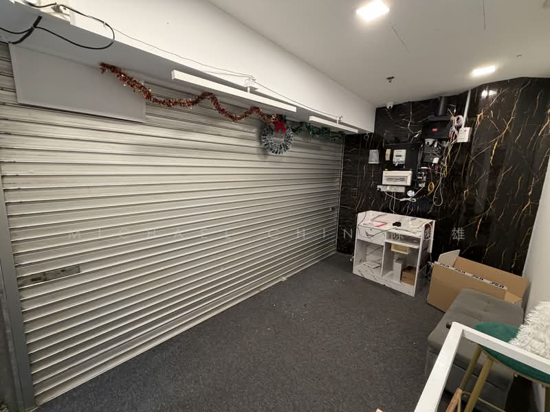 Queensway Shopping Centre, 1 Queensway, 240 sqft, Mall Shop For Sale, by Michael Chin 陈俊雄, 500059511 - Interior - Half Shop - CommercialGuru.com.sg